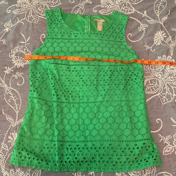 Banana Republic green lace sleeveless blouse. - Picture 4 of 5